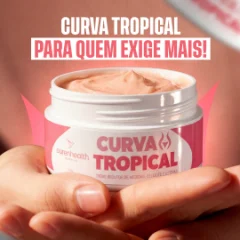 Pote branco do creme Curva Tropical, com tampa aberta mostrando o creme rosado, segurado por duas mãos