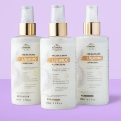 Três frascos brancos de hidratante líquido corporal de 200 ml com válvula spray dourada, sobre fundo lilás