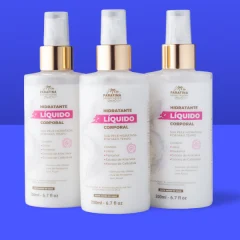 Três frascos brancos de hidratante corporal líquido com tampa spray dourada sobre fundo azul