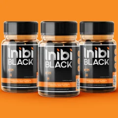Três frascos pretos do suplemento Inibi Black com rótulo laranja e preto, sobre fundo laranja