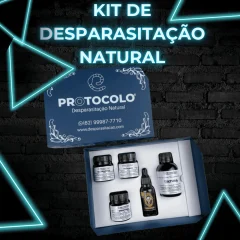 Caixa azul aberta do Protocolo Desparasitação Natural com cinco frascos e potes, sobre fundo escuro