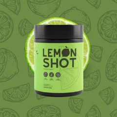 Pote preto do Lemon Shot com rótulo verde, em frente a uma fatia de limão sobre fundo verde estampado com desenhos de limões