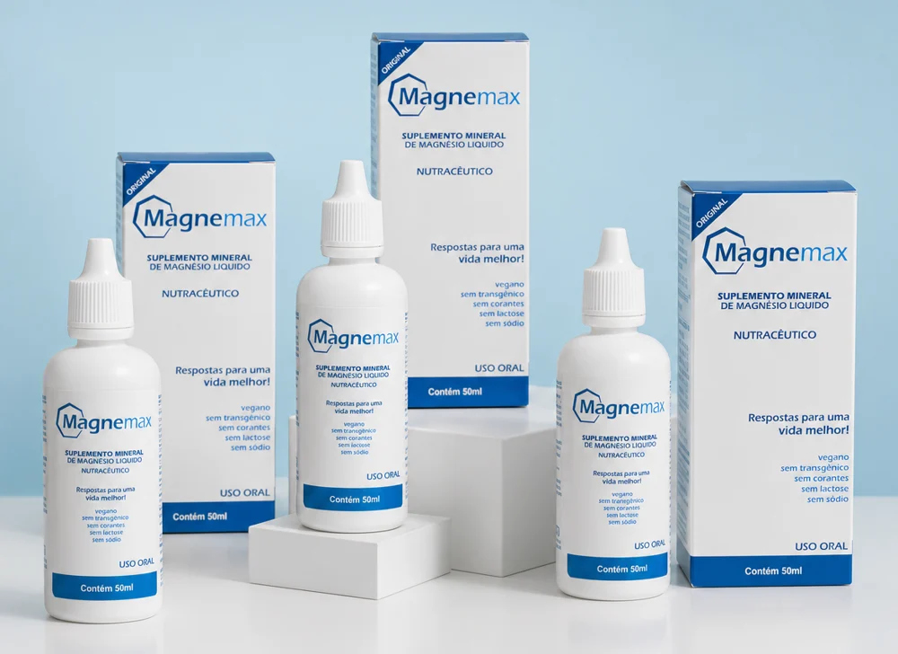Três frascos brancos com tampa conta-gotas e três caixas do Magnemax, suplemento de magnésio líquido de 50 ml, sobre fundo azul claro
