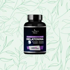 Pote preto de Melatonina da Nature's Prime com rótulo roxo, em fundo verde claro com folhas desenhadas; o rótulo cita melatonina, triptofano, magnésio e vitamina B6