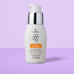 Frasco branco com bomba e tampa prateada do Nano Sérum Ácido Hialurônico Lorkin, com rótulo laranja e a indicação de 30 ml, sobre fundo lilás