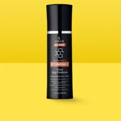 Frasco preto do Nano Sérum Complexo 15 Vitamina C da Lorkin sobre fundo amarelo