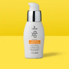 Frasco branco com tampa prateada e bomba dosadora do Nano Sérum Complexo de Vitaminas A, E e B5 da Lorkin, sobre fundo amarelo