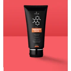 Bisnaga preta do Sabonete Facial da Lorkin Cosméticos, com rótulo laranja e estrutura molecular desenhada, sobre fundo vermelho e rosa