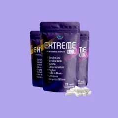 Três sachês roxos do Extreme com a lista de ingredientes no rótulo e algumas cápsulas brancas à frente